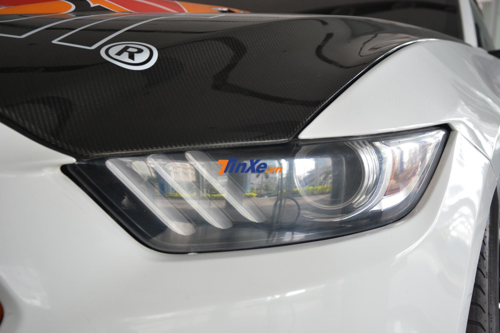 Đèn pha của Ford Mustang Convertible thế hệ thứ 6 Đèn pha của Ford Mustang Convertible thế hệ thứ 6