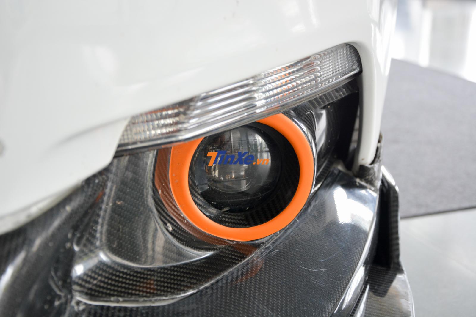 Hay đèn sương mù được dán đề-can màu cam tạo điểm nhấn Hay đèn sương mù được dán đề-can màu cam tạo điểm nhấn