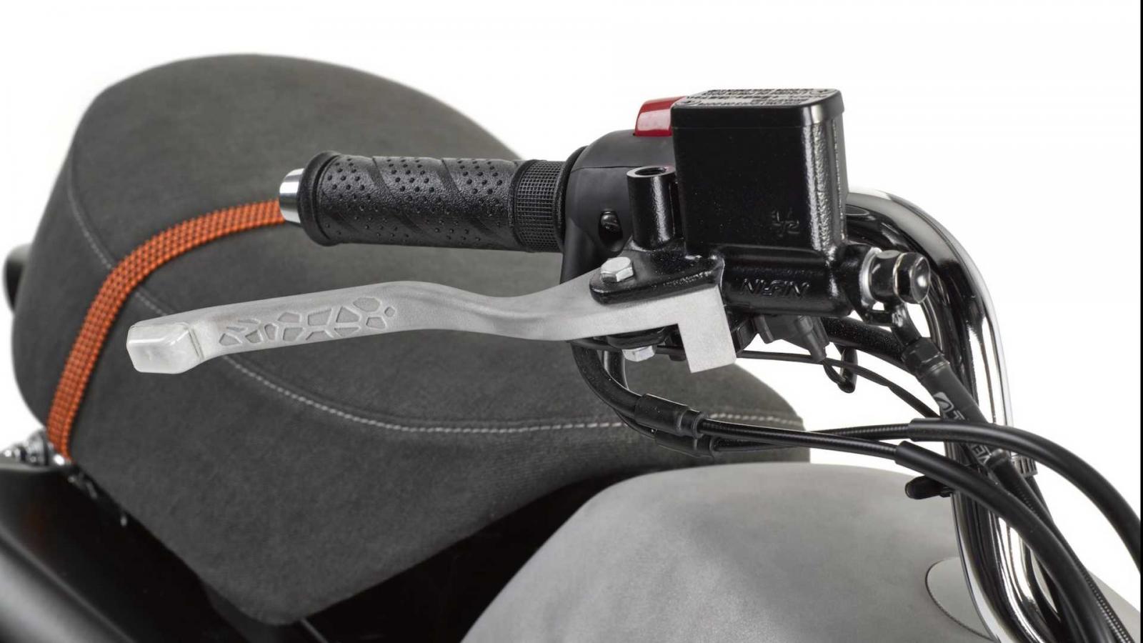 Tay côn tay phanh có thiết kế rỗng, cho phép luồn dây để tích hợp đèn xinhan