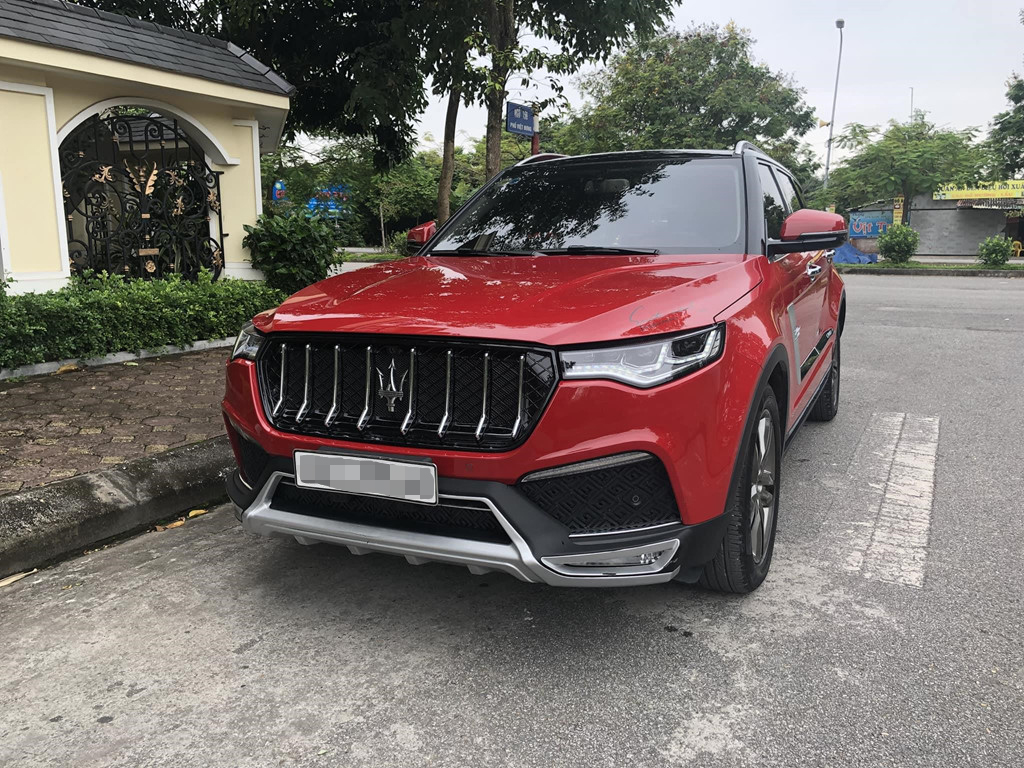 Vốn sở hữu nhiều nét thiết kế “sang chảnh” “học hỏi” từ những mẫu xe hàng hiệu Đức, Ý, ô tô Trung Quốc độ sang xe sang chỉ bằng một số bài cơ bản như thay logo, lưới tản nhiệt Vốn sở hữu nhiều nét thiết kế “sang chảnh” “học hỏi” từ những mẫu xe hàng hiệu Đức, Ý, ô tô Trung Quốc độ sang xe sang chỉ bằng một số bài cơ bản như thay logo, lưới tản nhiệt