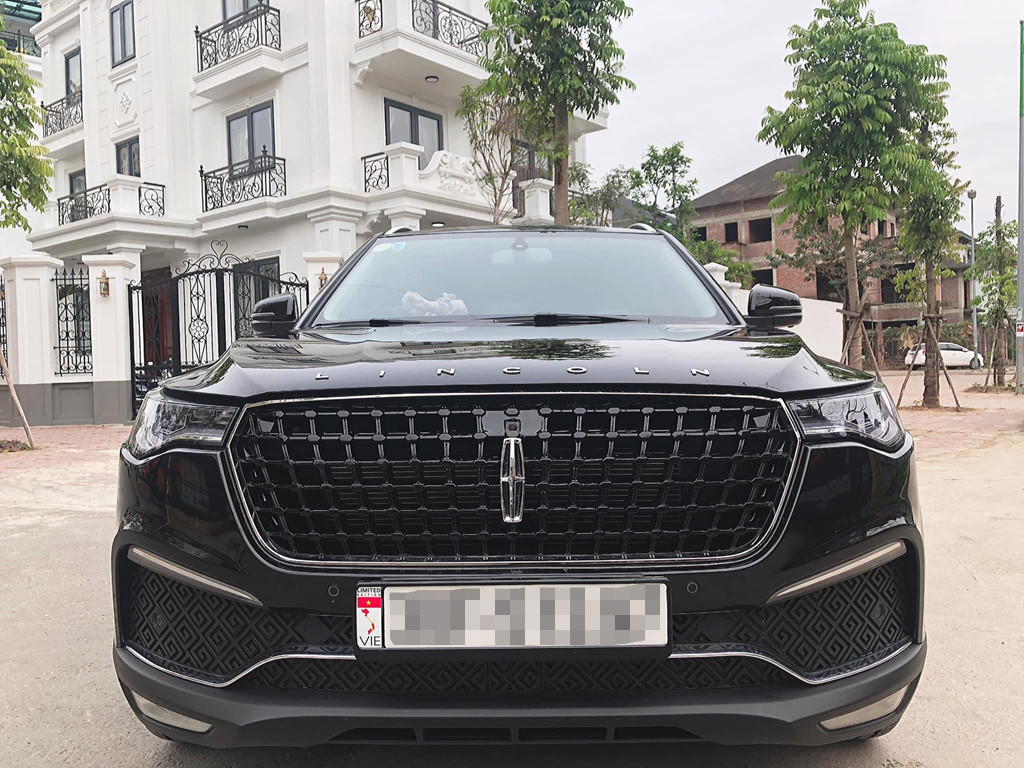 Có chủ xe Zotye Z8 còn chơi trội, không theo trào lưu “Maserati” của đám đông mà lên thẳng Lincoln Navigator hùng dũng với gói độ gồm logo lưới tản nhiệt, logo mui xe cùng hàng loạt các logo Lincoln trong khu vực nội thất Có chủ xe Zotye Z8 còn chơi trội, không theo trào lưu “Maserati” của đám đông mà lên thẳng Lincoln Navigator hùng dũng với gói độ gồm logo lưới tản nhiệt, logo mui xe cùng hàng loạt các logo Lincoln trong khu vực nội thất