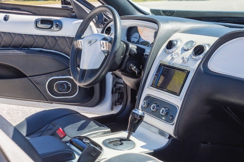 Khoang lái của xe có trang bị nhiều thứ đúng chuẩn của Bentley