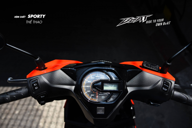 Cùng với đó là bảng đồng hồ thể thao gọn gàng