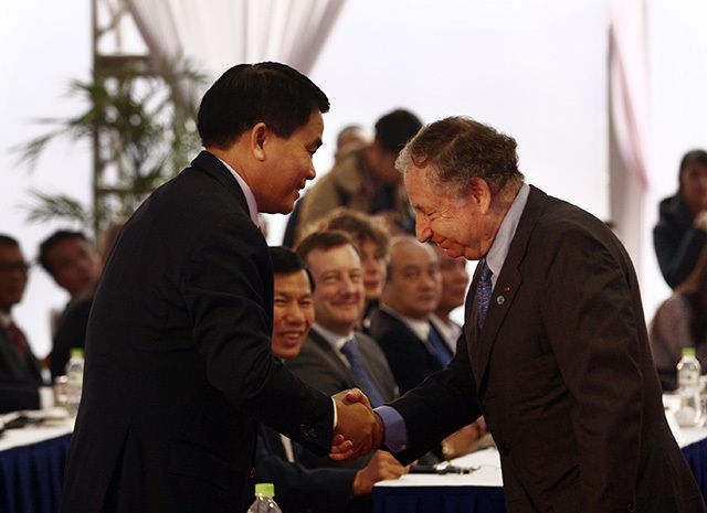 Chủ tịch UBND Thành phố Hà Nội (trái) bắt tay Chủ tịch Liên đoàn xe động cơ thể thao thế giới (FIA) tại lễ động thổ đường đua F1 tại Hà Nội