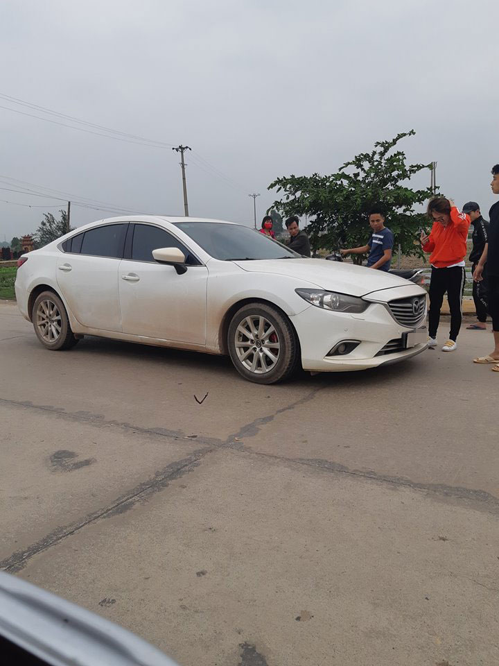 Chiếc Mazda6 nằm trên làn đường ngược chiều tại hiện trường vụ tai nạn