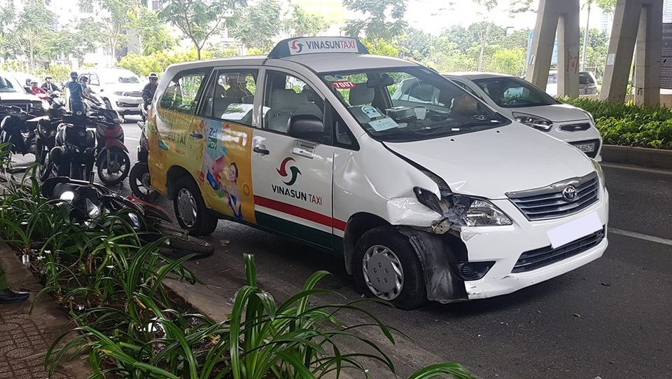 Hiện trường vụ tai nạn chiếc taxi Vinasun nổ lốp, lạc tay lái tông trúng nam thanh niên chạy grab