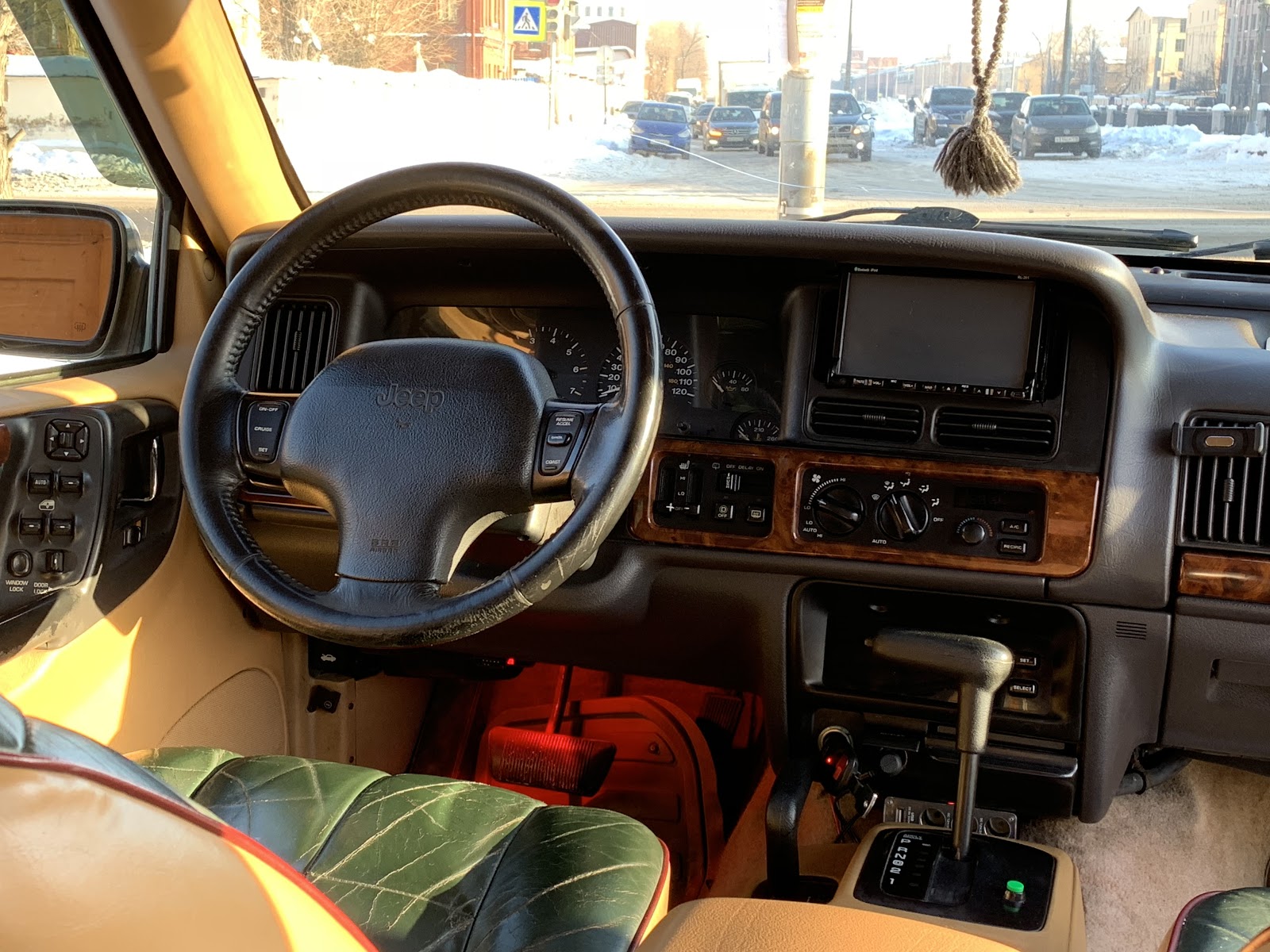 Nội thất của chiếc Jeep Grand Cherokee ZJ