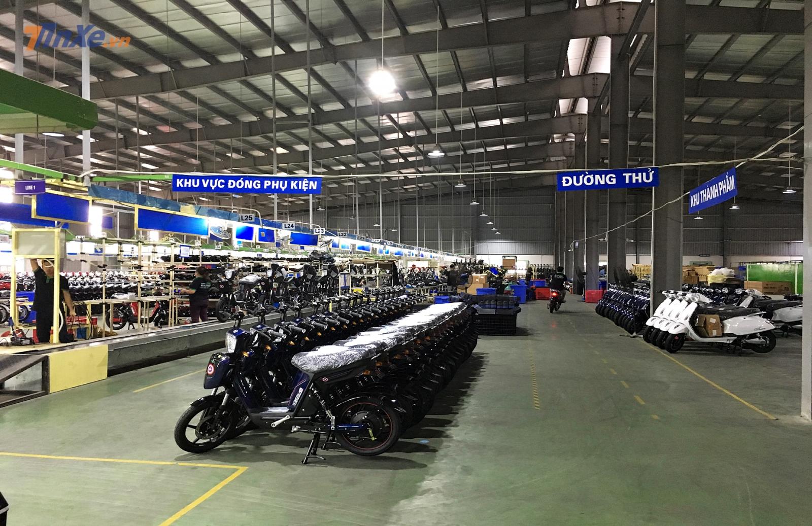 Những chiếc xe được xếp ngay ngắn sau khi hoàn thành việc lắp ráp tại xưởng Những chiếc xe được xếp ngay ngắn sau khi hoàn thành việc lắp ráp tại xưởng