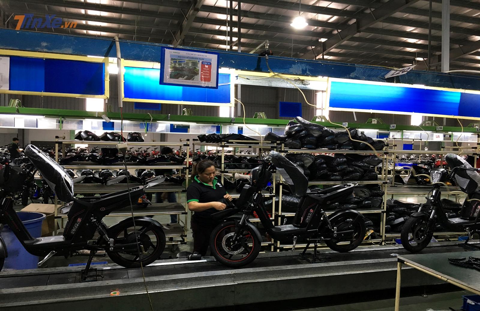 Được sử dụng súng hơi bắn vít và đầy đủ đồ nghề, những chiếc xe được nhanh chóng hoàn thiện trên dây truyền Được sử dụng súng hơi bắn vít và đầy đủ đồ nghề, những chiếc xe được nhanh chóng hoàn thiện trên dây truyền