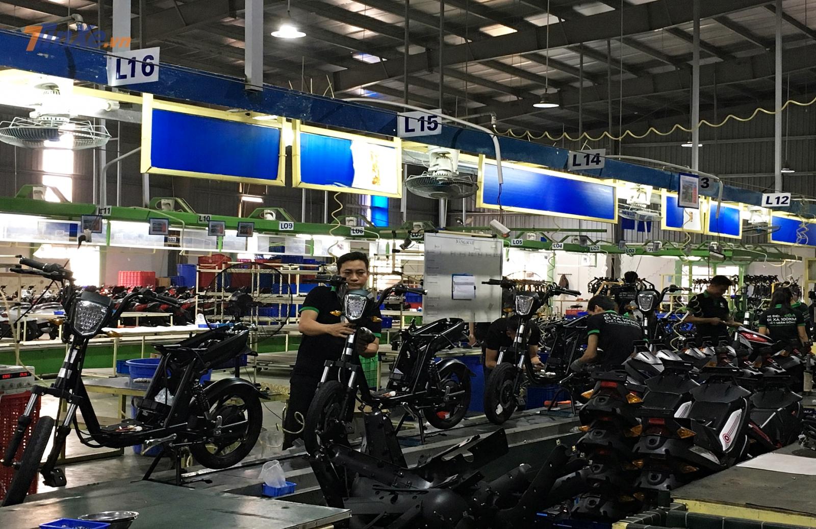 Ở những điểm cuối của dây truyền sản xuất, những chiếc xe điện được hoàn thiện Ở những điểm cuối của dây truyền sản xuất, những chiếc xe điện được hoàn thiện