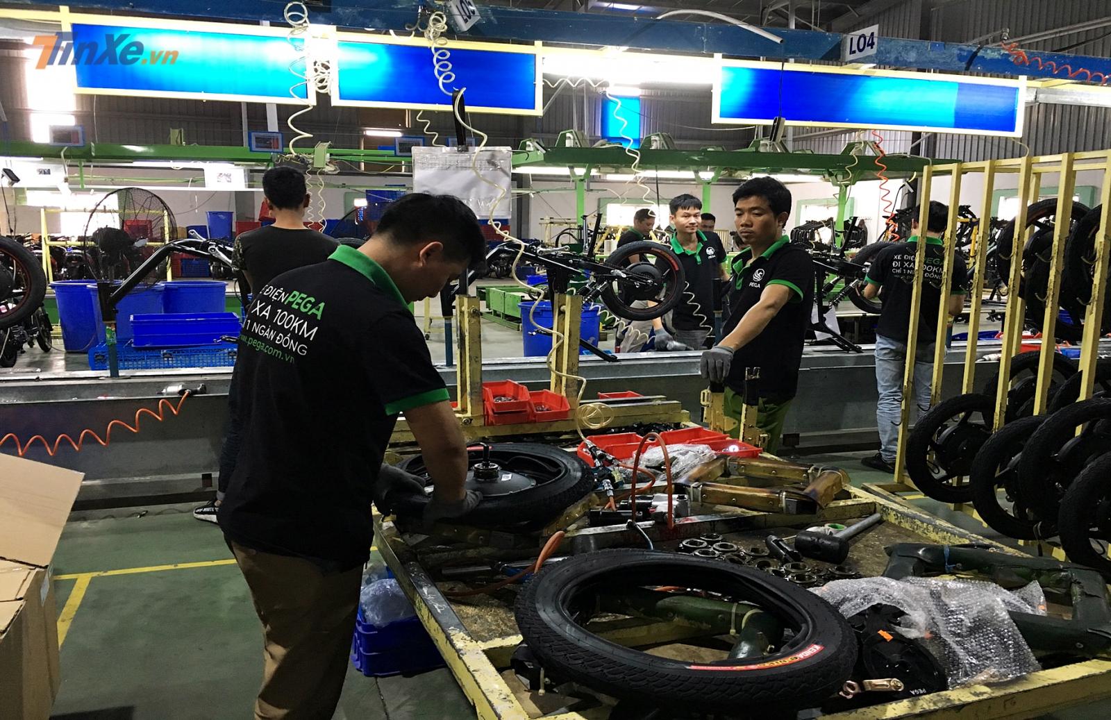 Từng công đoạn từ lắp lốp vào vành... Từng công đoạn từ lắp lốp vào vành...