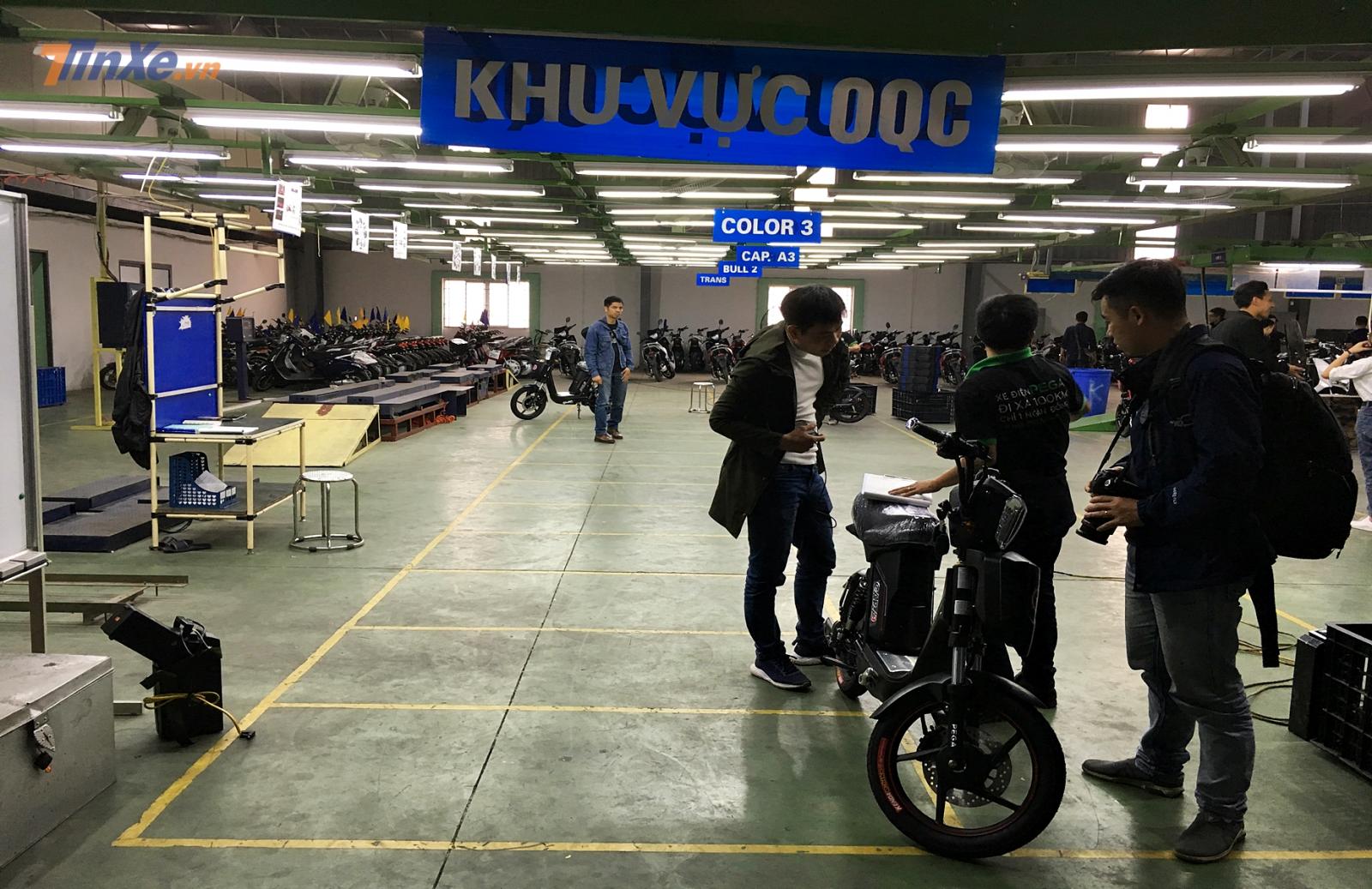 Những chiếc xe sau khi rời khỏi dây truyền được kiểm tra lại 1 lượt về độ chuẩn xác của các linh kiện và khả năng hoạt động Những chiếc xe sau khi rời khỏi dây truyền được kiểm tra lại 1 lượt về độ chuẩn xác của các linh kiện và khả năng hoạt động