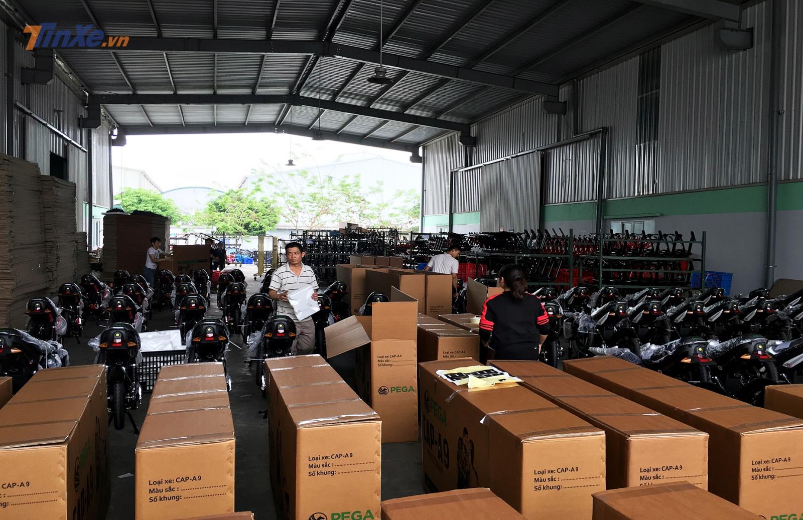 Công đoạn cuối cùng trước khi lên xe về các đại lý là đóng gói, những chiếc xe điện này sẽ được làm gọn và đóng gói vào thùng các tông chắc chắn. Công đoạn cuối cùng trước khi lên xe về các đại lý là đóng gói, những chiếc xe điện này sẽ được làm gọn và đóng gói vào thùng các tông chắc chắn.