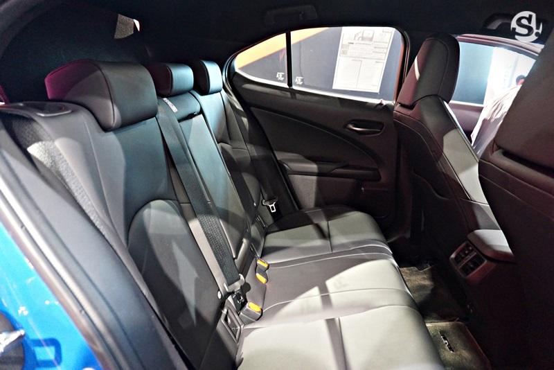 Hàng ghế sau của Lexus UX 2019 Hàng ghế sau của Lexus UX 2019