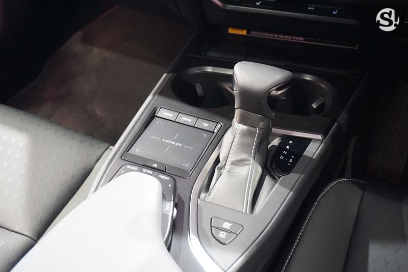 Lexus UX 2019 được trang bị hộp số tự động E-CVT Lexus UX 2019 được trang bị hộp số tự động E-CVT