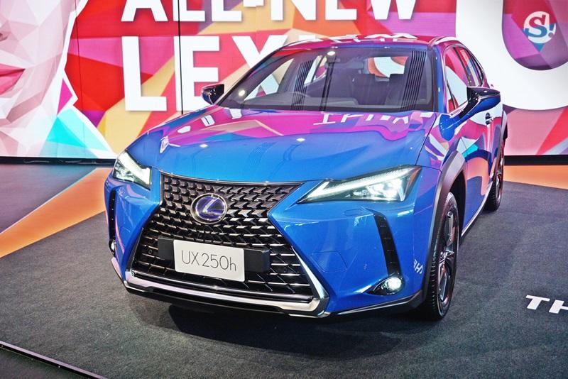 Cận cảnh thiết kế đầu xe của Lexus UX 2019 Cận cảnh thiết kế đầu xe của Lexus UX 2019