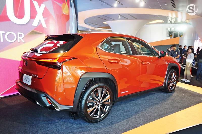 Lexus UX 2019 được trang bị cụm đèn hậu nối liền nhau Lexus UX 2019 được trang bị cụm đèn hậu nối liền nhau