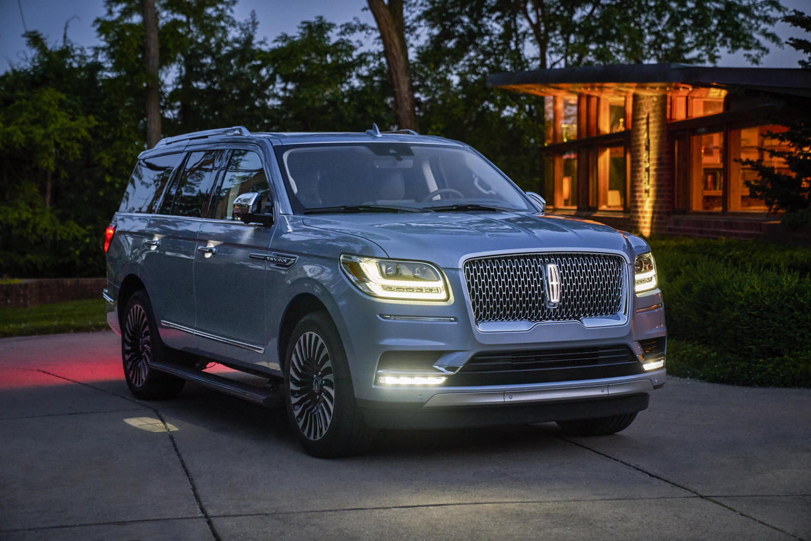 Lincoln Navigator đang phả hơi nóng lên Cadillac Escalade Lincoln Navigator đang phả hơi nóng lên Cadillac Escalade