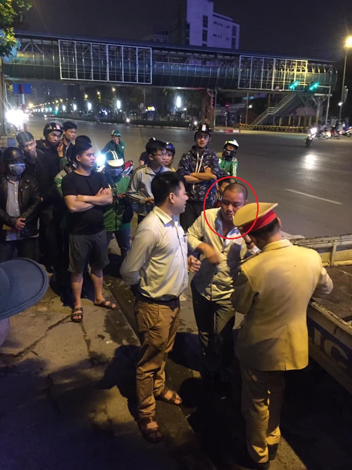 Tài xế điều khiển chiếc Hyundai Grand i10