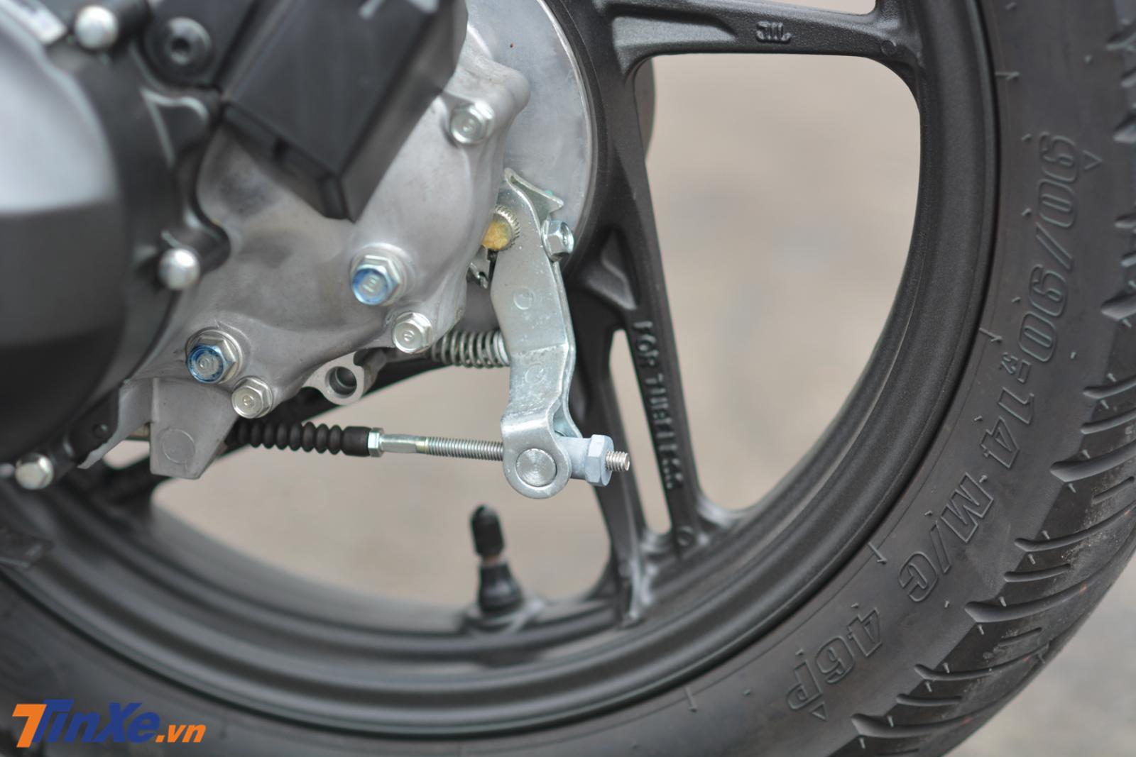 Xe sử dụng phanh tang trống cho bánh sau. Bánh trước là phanh đĩa đơn