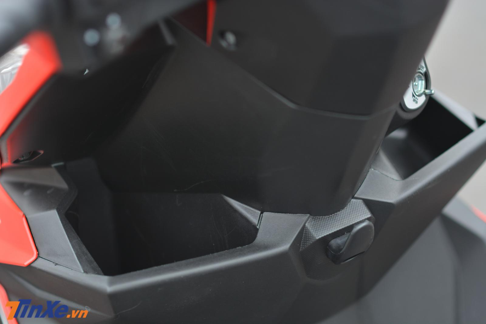 Xe tích hợp thêm 2 hộc đựng đồ phía trước khá lớn