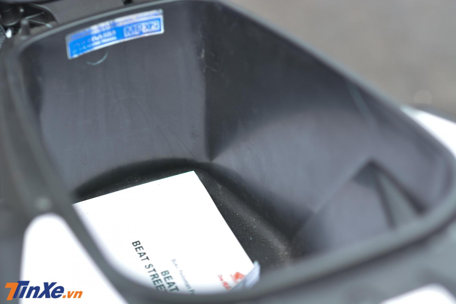 Cốp Honda Beat 2019 khá chật so với Honda Vision