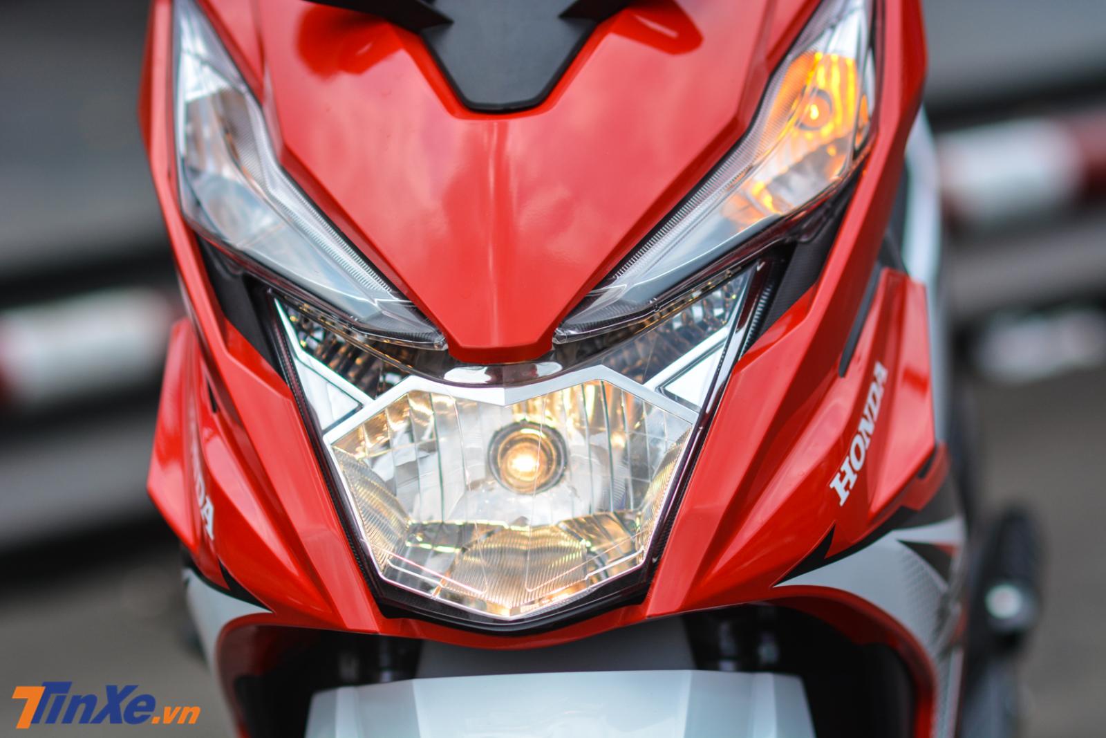 Đèn pha thiết kế đơn giản và sử dụng bóng halogen. Phía trên là 2 đèn xi-nhan