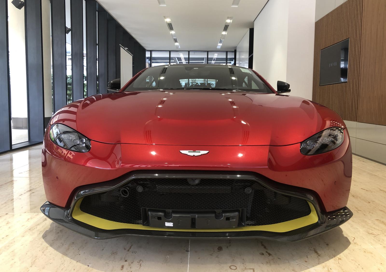 Aston Martin V8 Vantage 2018 có giá bán chính hãng tại Việt Nam là 14,988 tỷ đồng