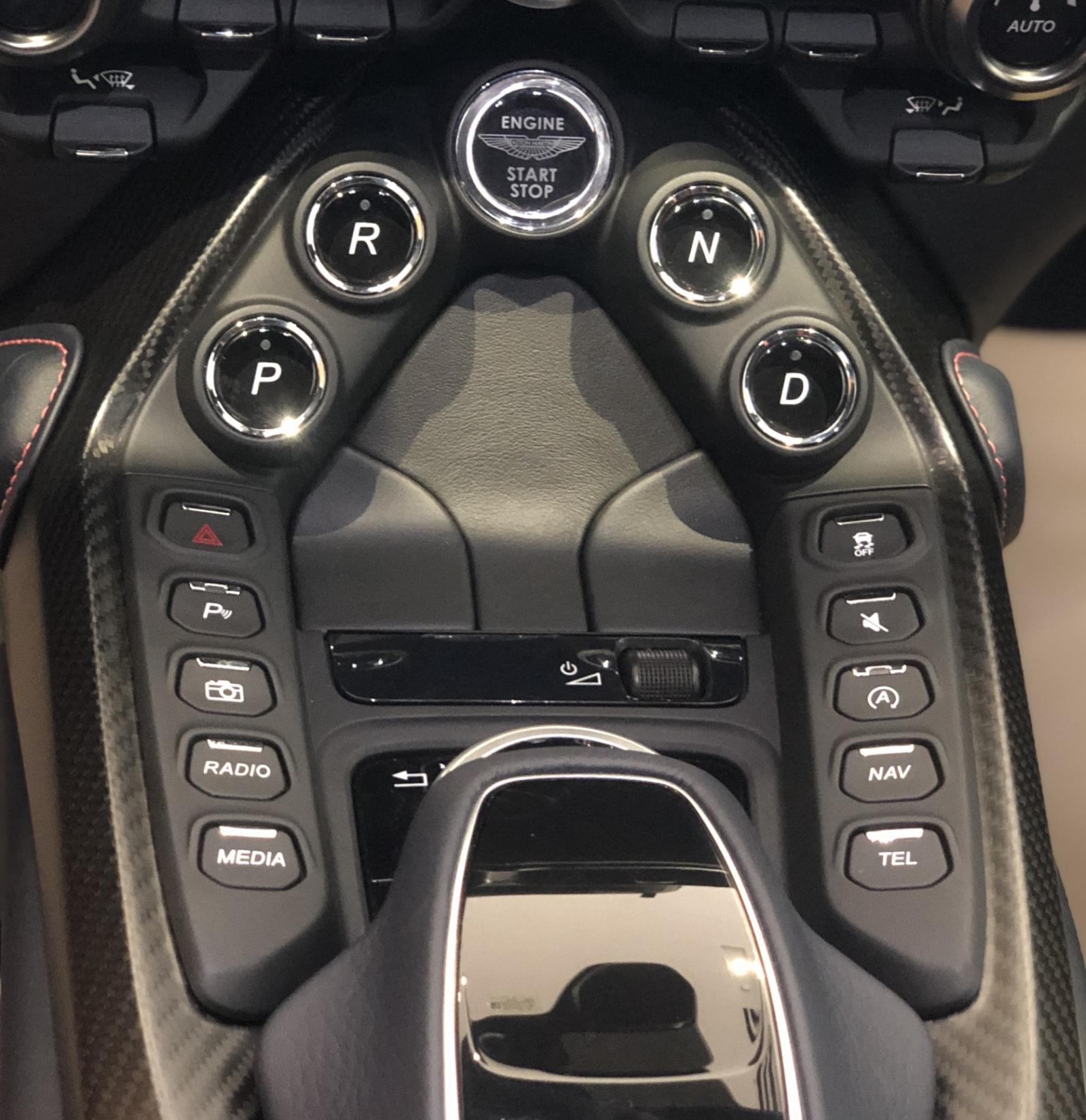 Bảng điều khiển trung tâm của Aston Martin V8 Vantage 2018 thiết kế rất cầu kỳ và cá tính