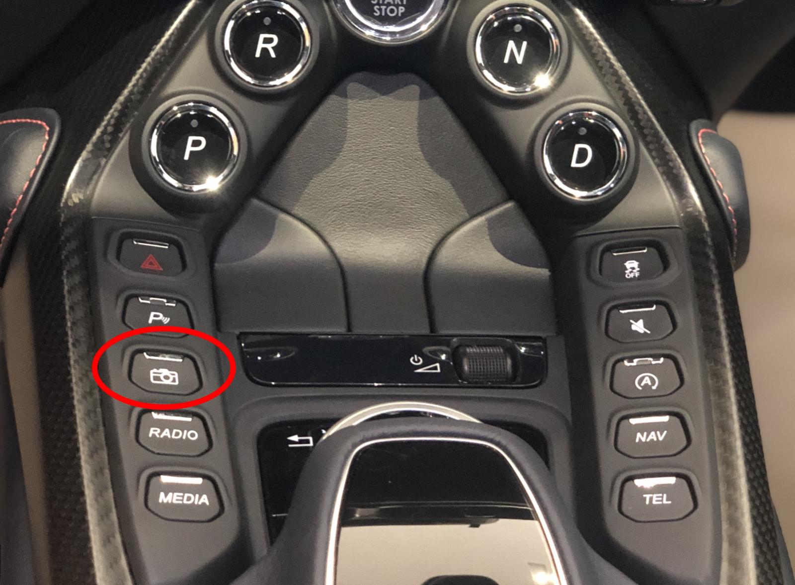 Nút camera 360 độ của siêu xe Aston Martin V8 Vantage 2018 là chiếc máy chụp hình