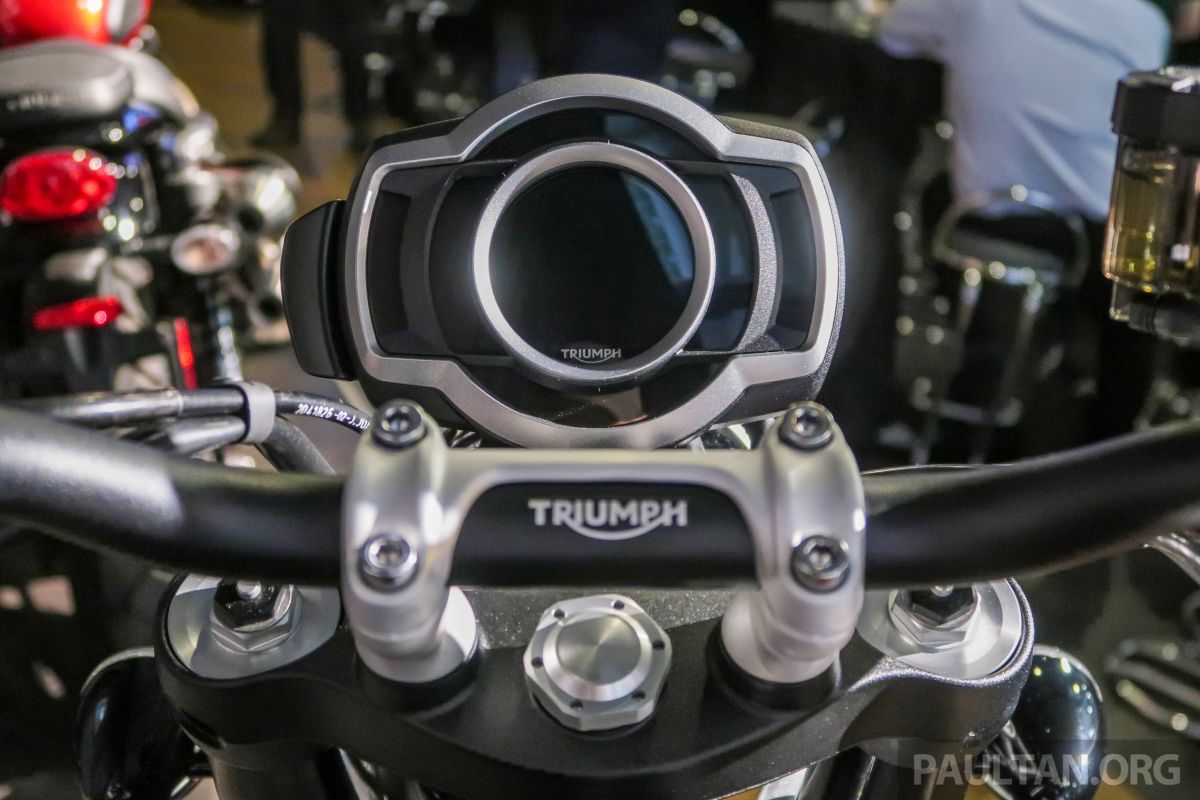 Bảng đồng hồ của xe là màn hình màu TFT