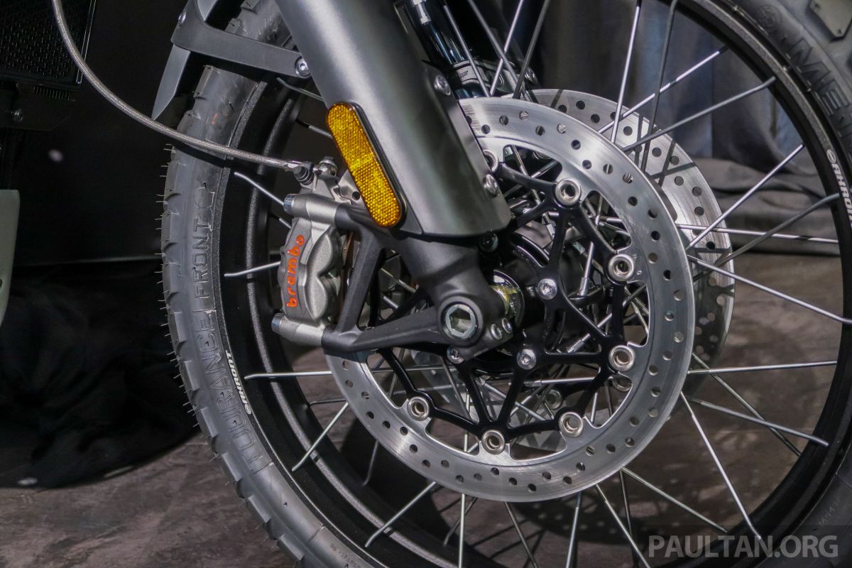 Xe sử dụng vành nan 21 inch ở trước và 17 inch ở sau đi kèm lốp gai đa địa hình