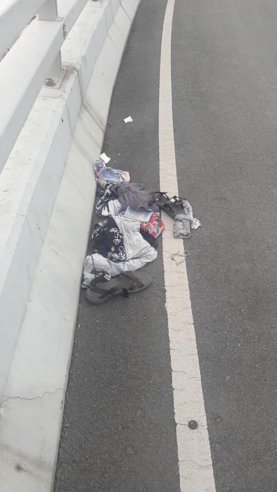 Sau khi bỏ lại đồ đạc và tư trang, cô gái reo mình xuống đường Võ Nguyên Giáp Sau khi bỏ lại đồ đạc và tư trang, cô gái reo mình xuống đường Võ Nguyên Giáp