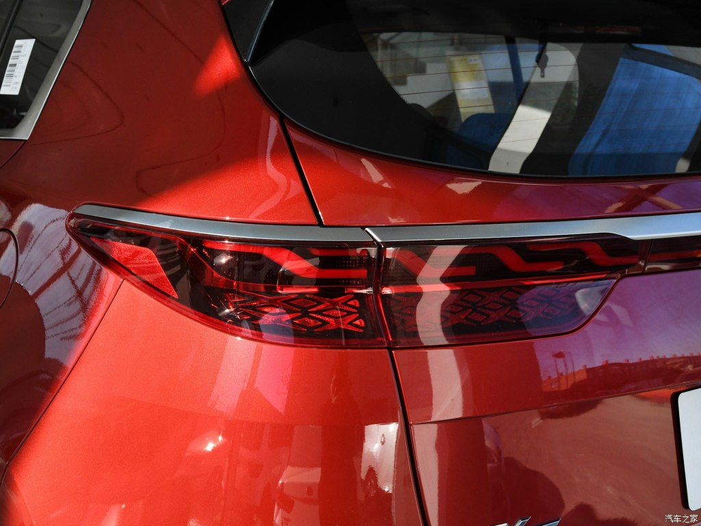 Bên trong cụm đèn hậu là những họa tiết hình chữ X lạ mắt