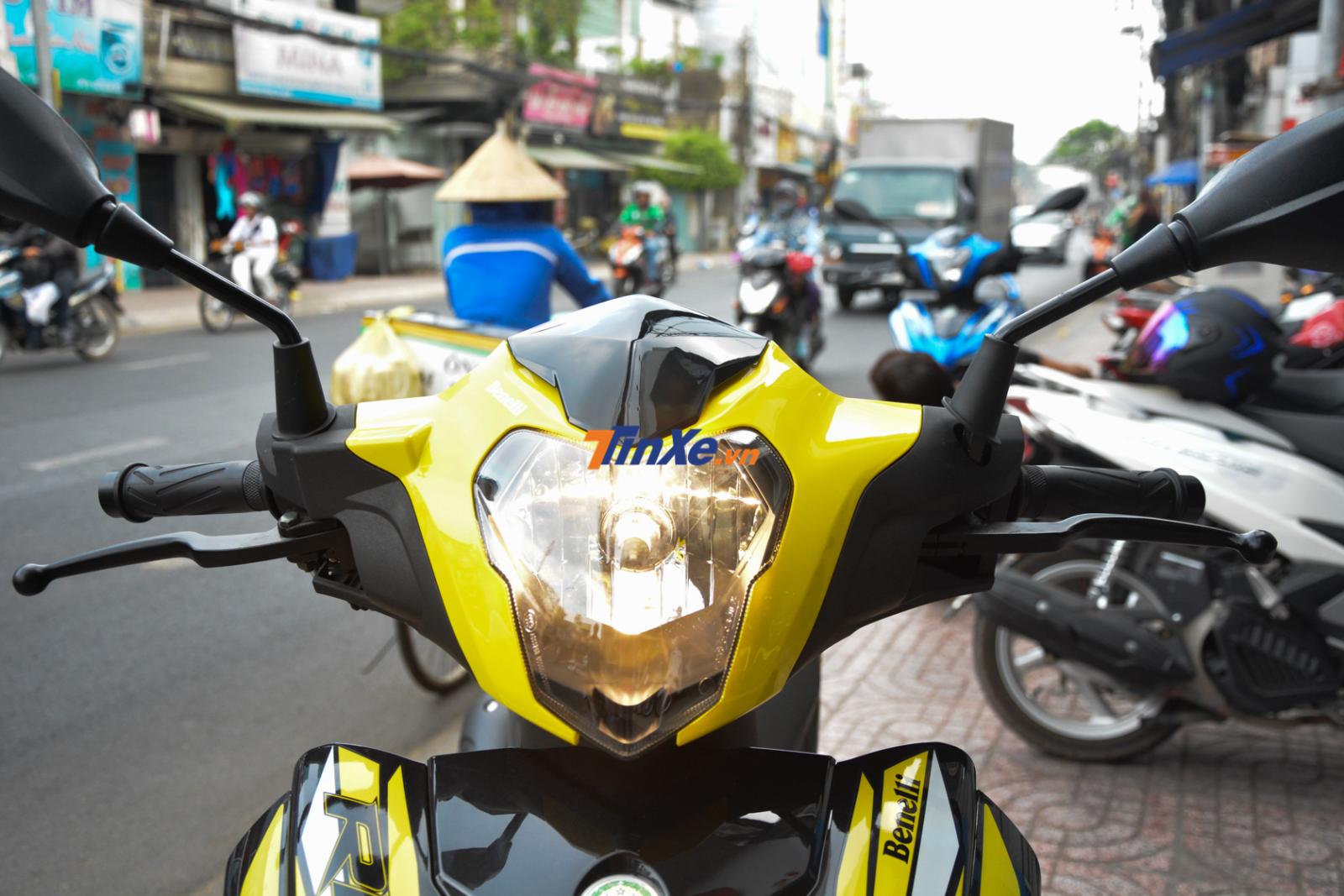 Đèn pha của Benelli RFS 150i vẫn sử dụng bóng đèn halogen