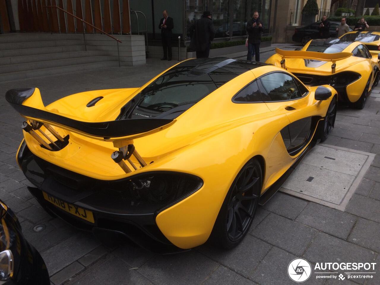 Cặp đôi McLaren P1 màu vàng Cặp đôi McLaren P1 màu vàng