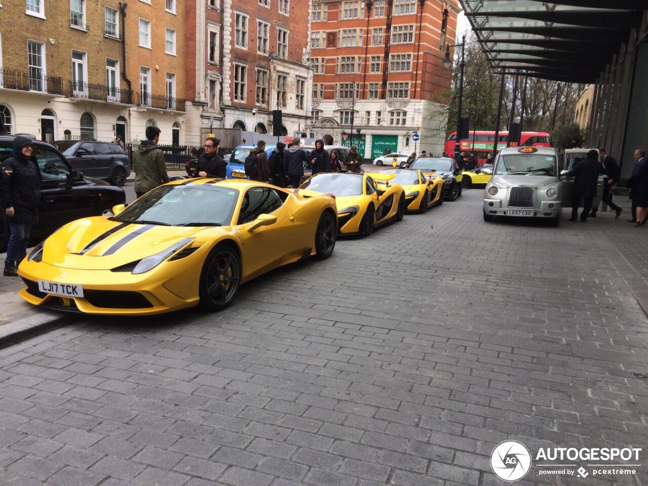 Bộ tứ siêu xe triệu đô màu vàng trên đường phố London Bộ tứ siêu xe triệu đô màu vàng trên đường phố London