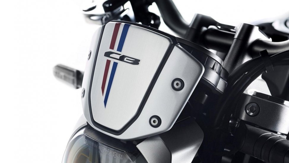 Mào ốp đầu đèn cũng mang phong cách Tri-Color