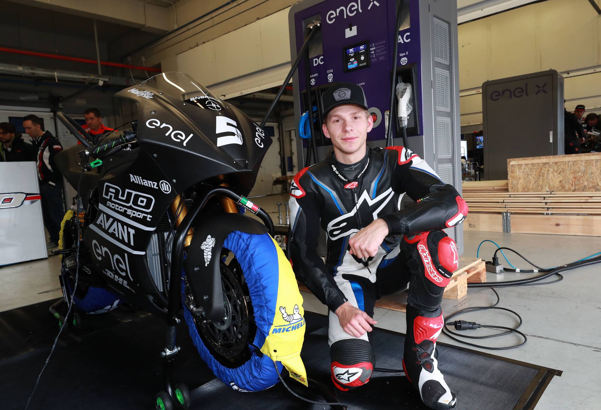 Nguyên nhân của vụ cháy không xuất phát từ những chiếc xe đua mà do chập điện ở trạm sạc