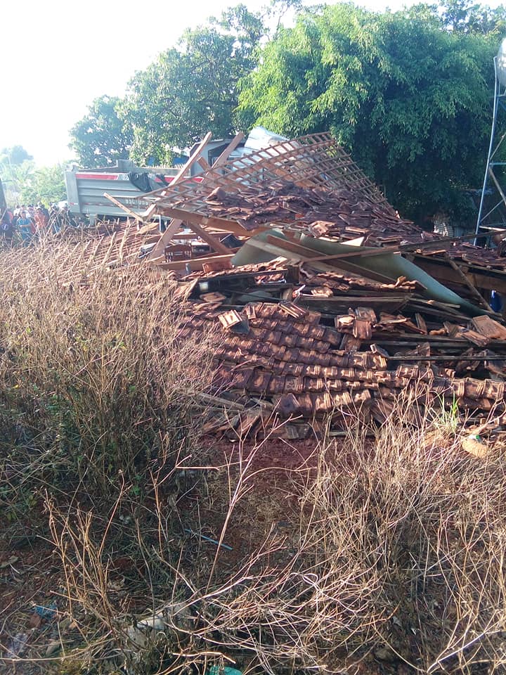 Ngôi nhà bị chiếc xe ben đâm trúng đã sập hoàn toàn Ngôi nhà bị chiếc xe ben đâm trúng đã sập hoàn toàn