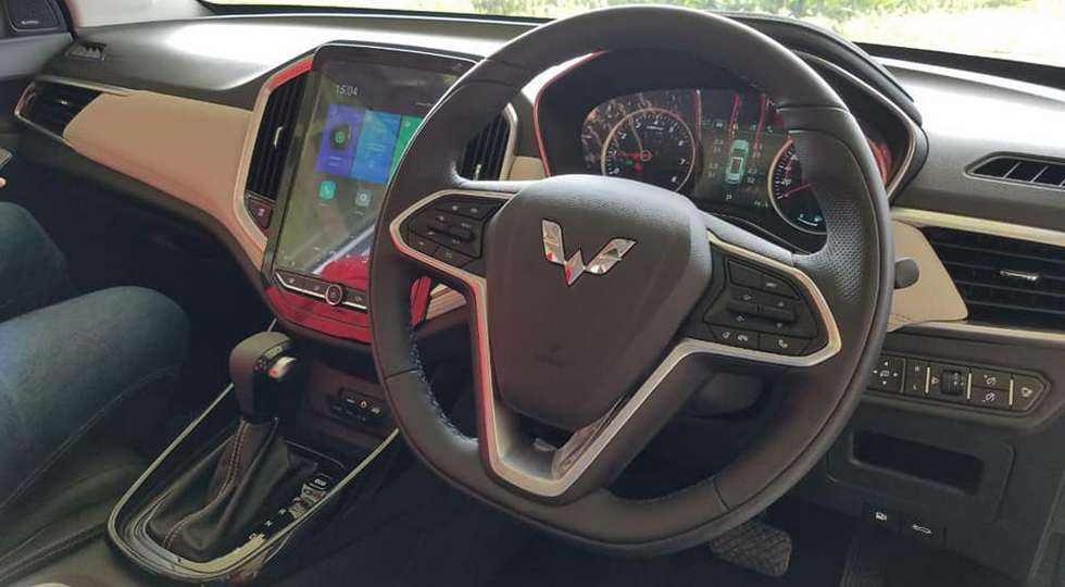 Nội thất bên trong Wuling Almaz tại Indonesia