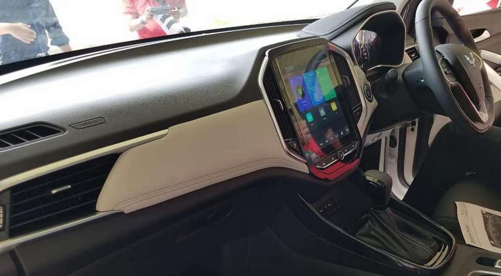 Màn hình thông tin giải trí cỡ lớn nằm giữa cửa gió điều hòa