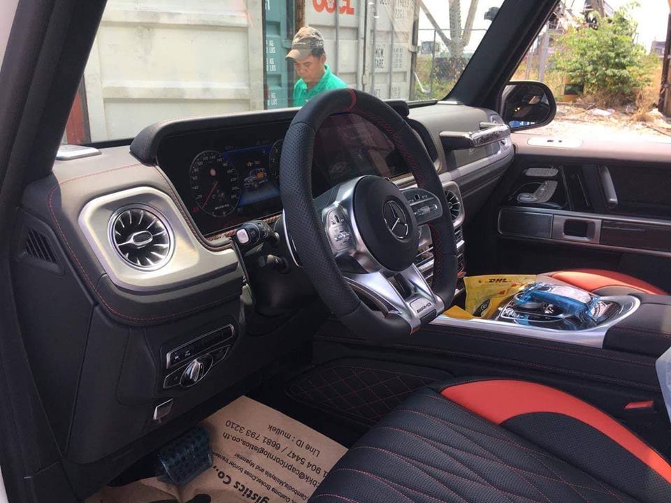 Vô-lăng AMG với đường chỉ đỏ hướng 12h