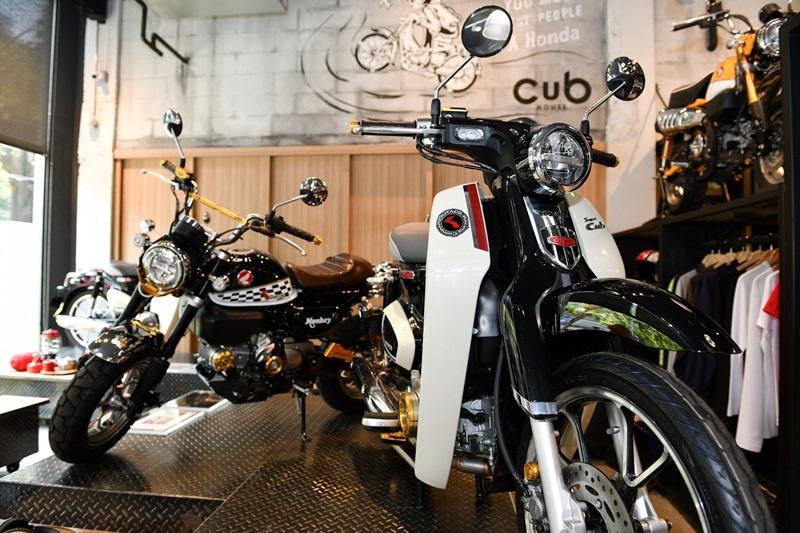 Honda Monkey Black Twilight bên cạnh Cub C125 Honda Monkey Black Twilight bên cạnh Cub C125