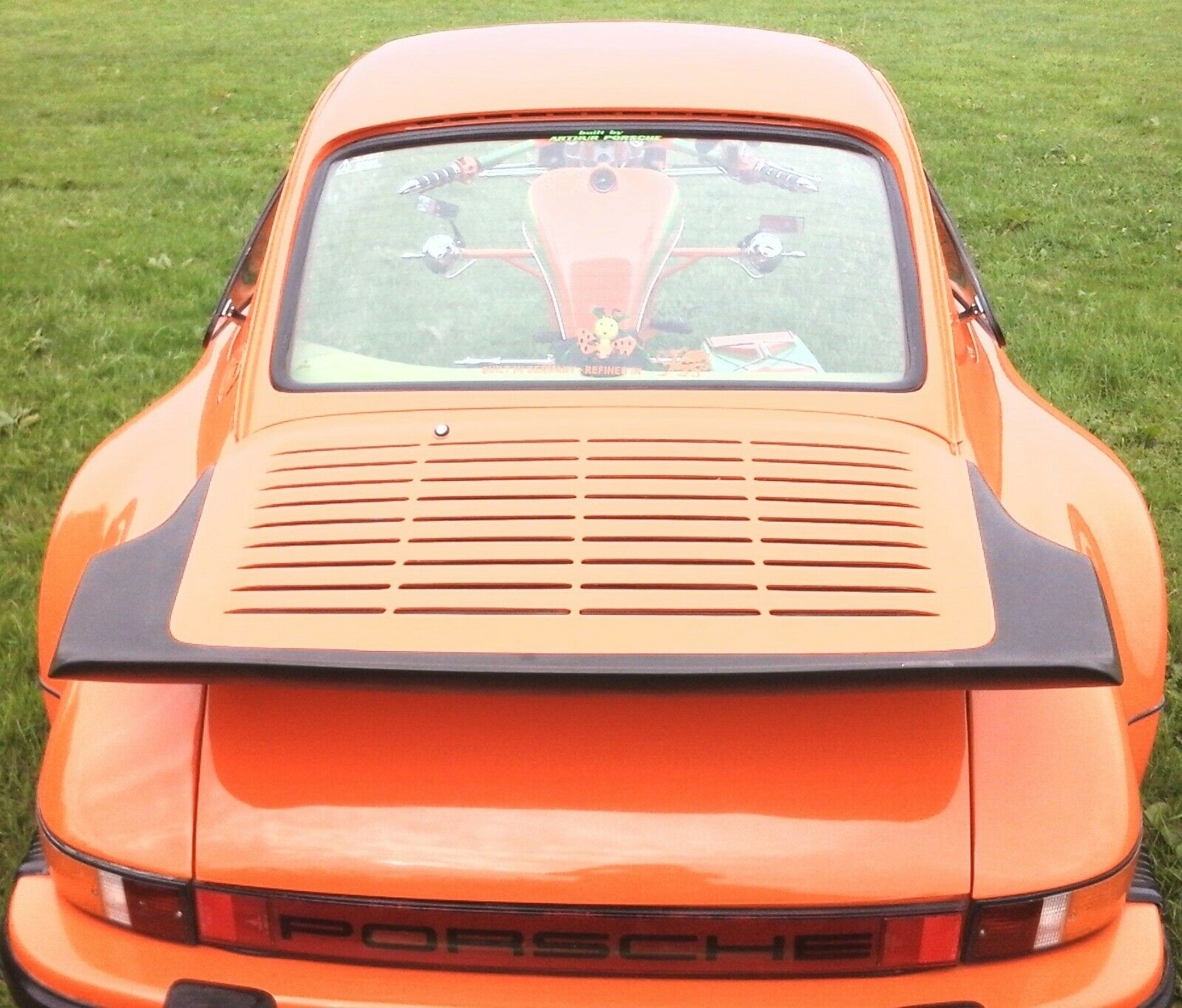 Đuôi xe của một chiếc Porsche 911