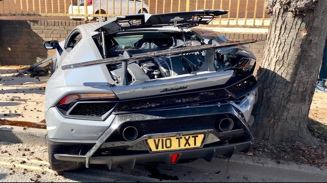 Siêu xe Lamborghini Huracan Performante hư hỏng nặng sau tai nạn
