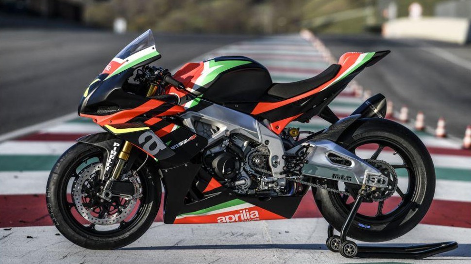 Aprilia RSV4 X có trọng lượng siêu nhẹ là 165 kg và sở hữu công suất mạnh mẽ 225 mã lực Aprilia RSV4 X có trọng lượng siêu nhẹ là 165 kg và sở hữu công suất mạnh mẽ 225 mã lực