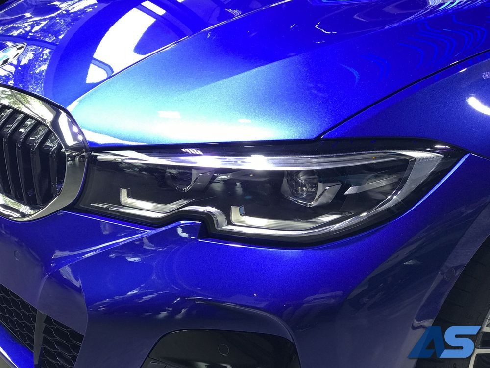 Cụm đèn pha được bao quanh bởi dải đèn LED định vị ban ngày