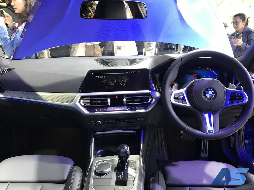 Nội thất bên trong BMW 330i M Sport 2019 tại Thái Lan