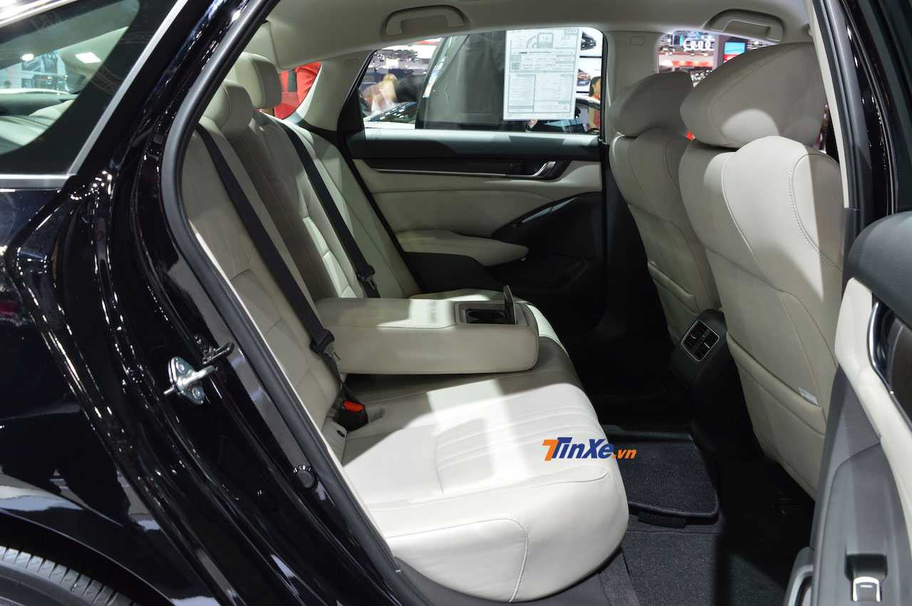 Hàng ghế sau rộng rãi của Honda Accord 2019